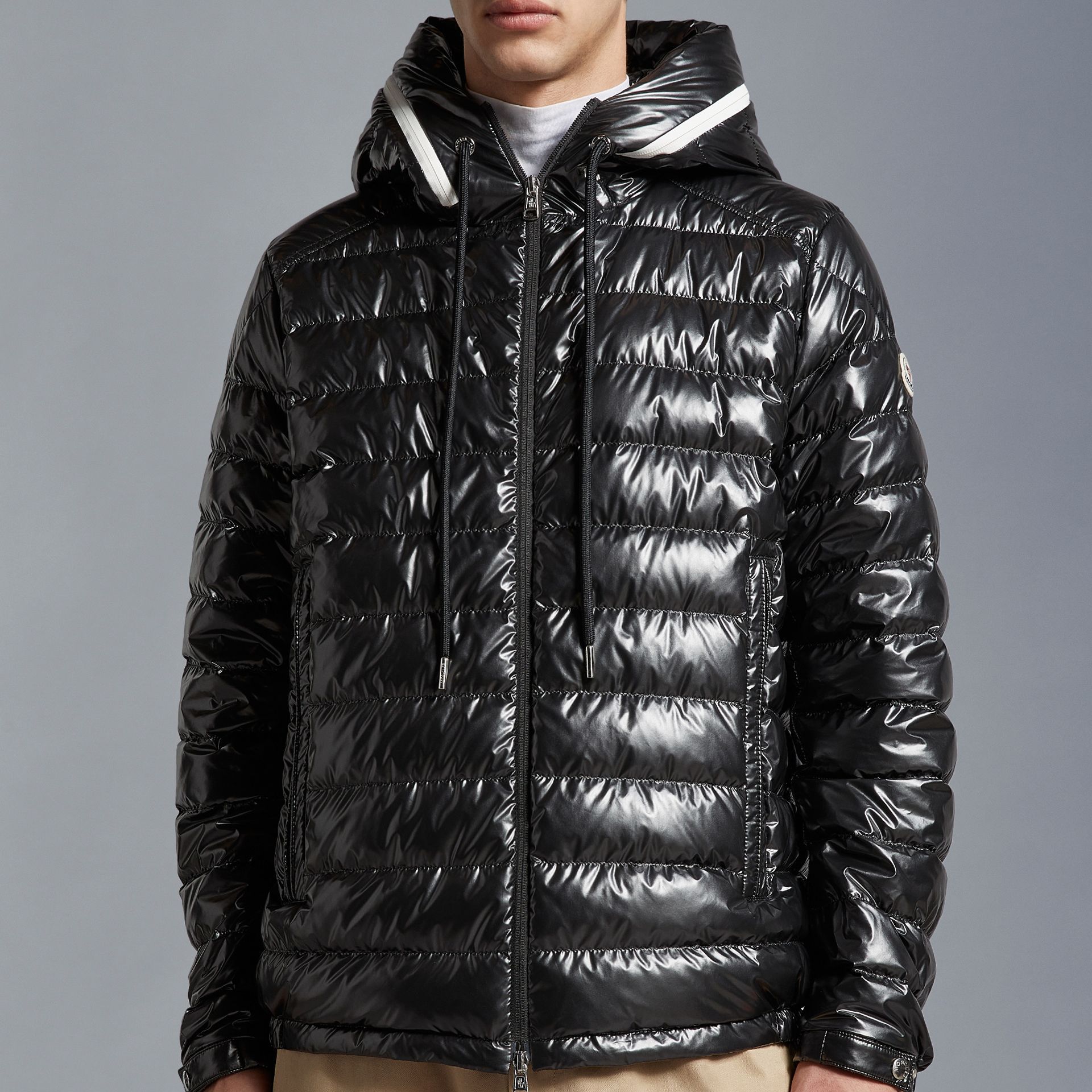 Moncler Akinari Short Down Jacket Black - Adjustable Hood Unisex Embroidered Logo. I10911A00009596J9999 圖 4