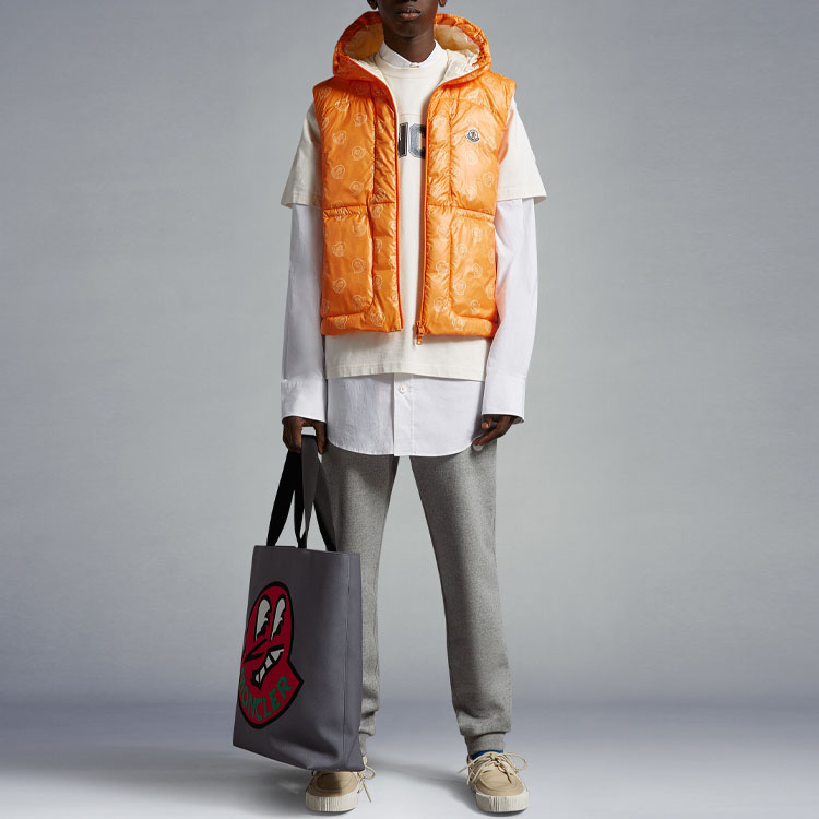 Lookbook 몽클레어 알카라브 SS23 오렌지 로고 패치 민소매 후드 집업 베스트. I10911A00168M3001F30