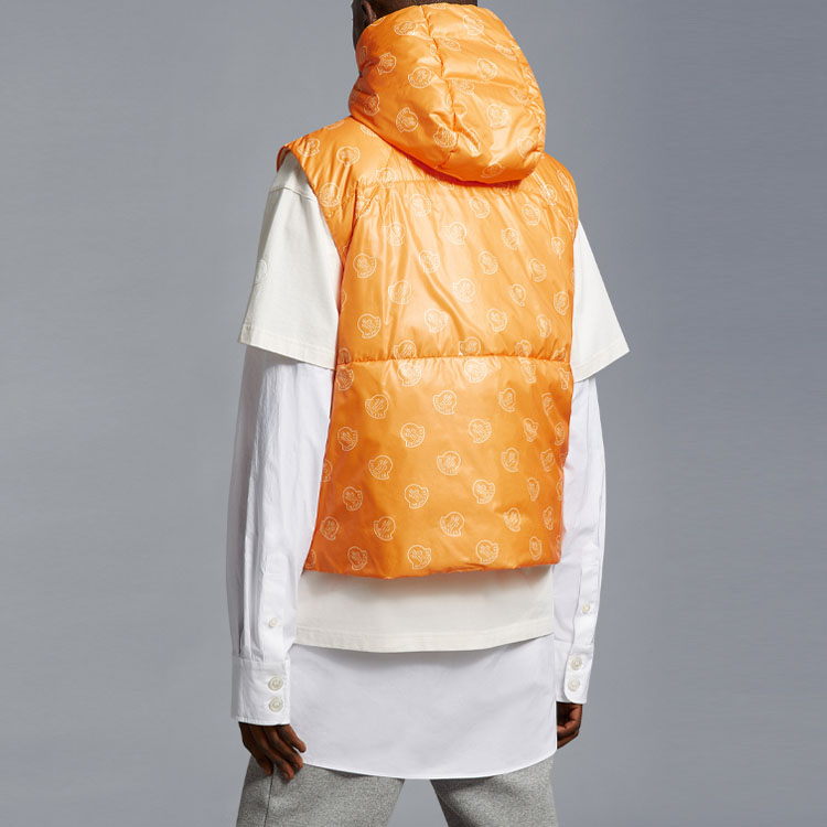 Shop 몽클레어 알카라브 SS23 오렌지 로고 패치 민소매 후드 집업 베스트. I10911A00168M3001F30