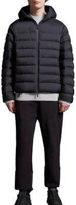 Moncler Arroux 男女款黑色加厚短版羽絨連帽冬季外套. I20911A00114596K7999 Lookbook Moncler Arroux 男女款黑色加厚短版羽絨連帽冬季外套. I20911A00114596K7999