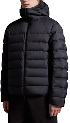 Moncler Arroux 男女款黑色加厚短版羽絨連帽冬季外套. I20911A00114596K7999 Shop Moncler Arroux 男女款黑色加厚短版羽絨連帽冬季外套. I20911A00114596K7999