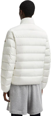 Moncler Baudinet FW24 Jaket Pendek Putih Unisex - Jaket Puffer Hangat dengan Logo. J20911A0007754A81034 Shop Moncler Baudinet FW24 Jaket Pendek Putih Unisex - Jaket Puffer Hangat dengan Logo. J20911A0007754A81034