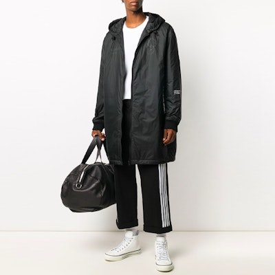 Moncler 黑色連帽中長款羽絨外套 1C8001068953999 Shop Moncler 黑色連帽中長款羽絨外套 1C8001068953999