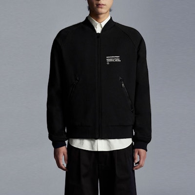 Chaqueta Moncler Negra con Logo y Patrón de Dragón con Cremallera. G209U8G00004809F4999 Lookbook Chaqueta Moncler Negra con Logo y Patrón de Dragón con Cremallera. G209U8G00004809F4999