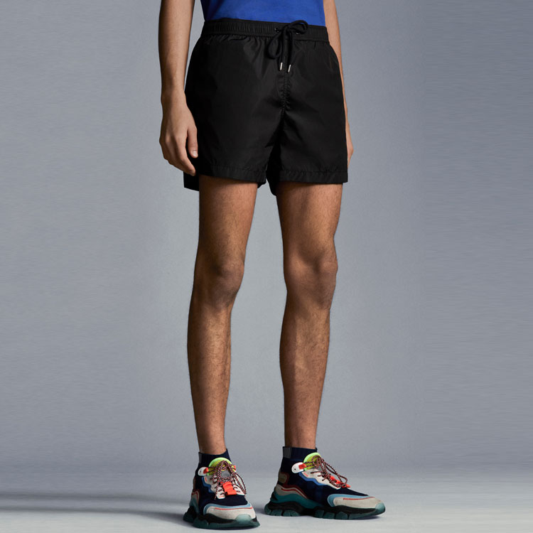 Details for Shorts Negros Moncler Cintura Media con Logo y Cordón Ajustable. G10912C7080053326999