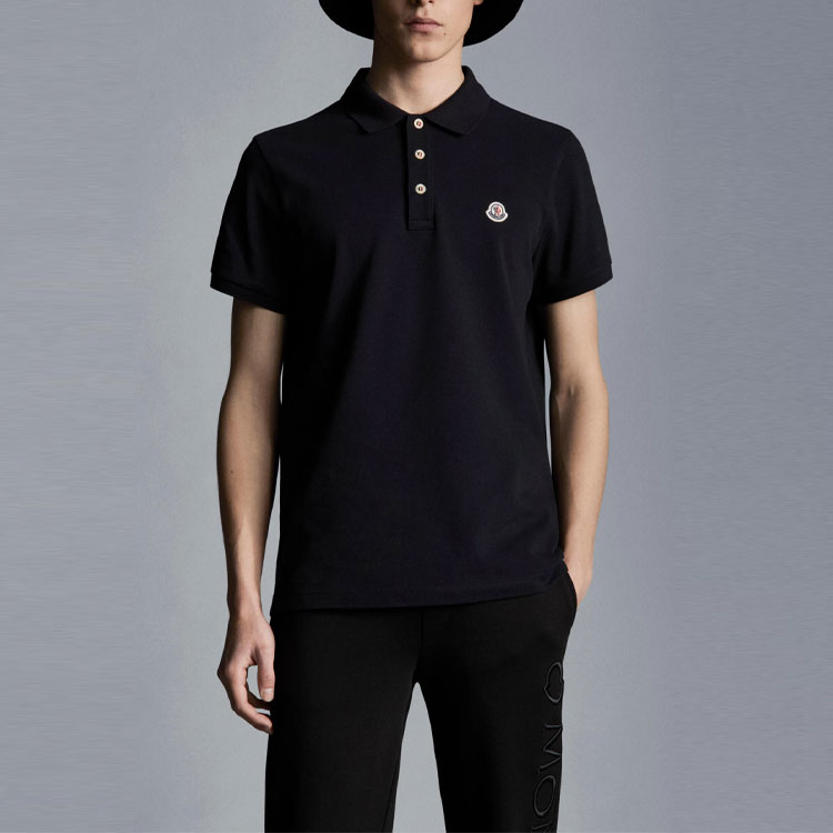Shop Moncler Kaos Polo Hitam dengan Kancing Mutiara dan Logo Subtle. 0918A7070084556999