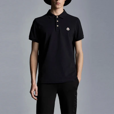 Moncler Kaos Polo Hitam dengan Kancing Mutiara dan Logo Subtle. 0918A7070084556999 Shop Moncler Kaos Polo Hitam dengan Kancing Mutiara dan Logo Subtle. 0918A7070084556999