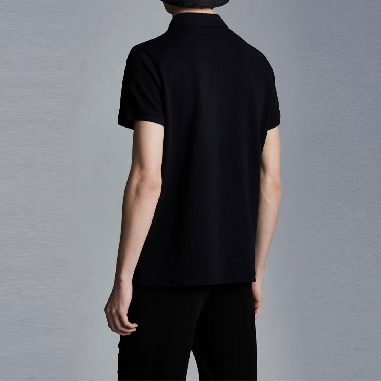 Purchase Moncler Kaos Polo Hitam dengan Kancing Mutiara dan Logo Subtle. 0918A7070084556999