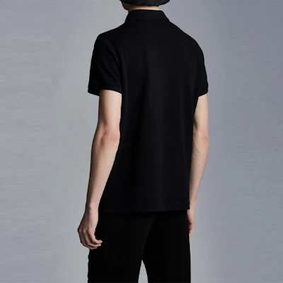 Moncler Kaos Polo Hitam dengan Kancing Mutiara dan Logo Subtle. 0918A7070084556999 Purchase Moncler Kaos Polo Hitam dengan Kancing Mutiara dan Logo Subtle. 0918A7070084556999