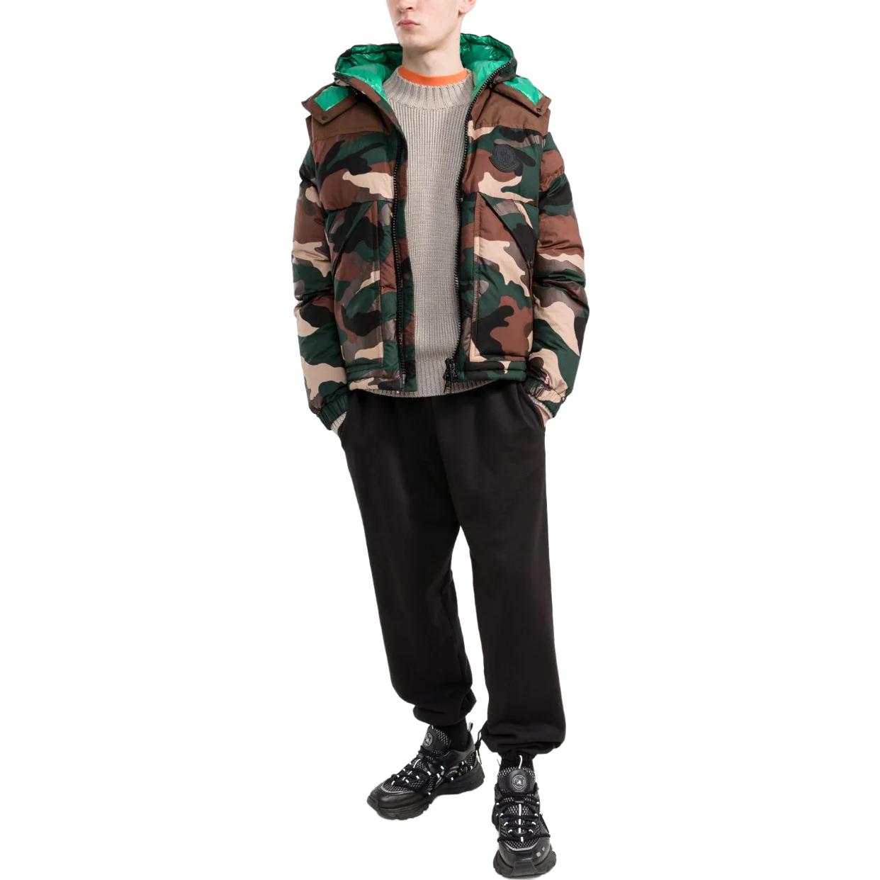 Lookbook Moncler Jaket Puffer Camo dengan Ritsleting dan Hoodie Pria Multicolor. G20911A00121595IS860