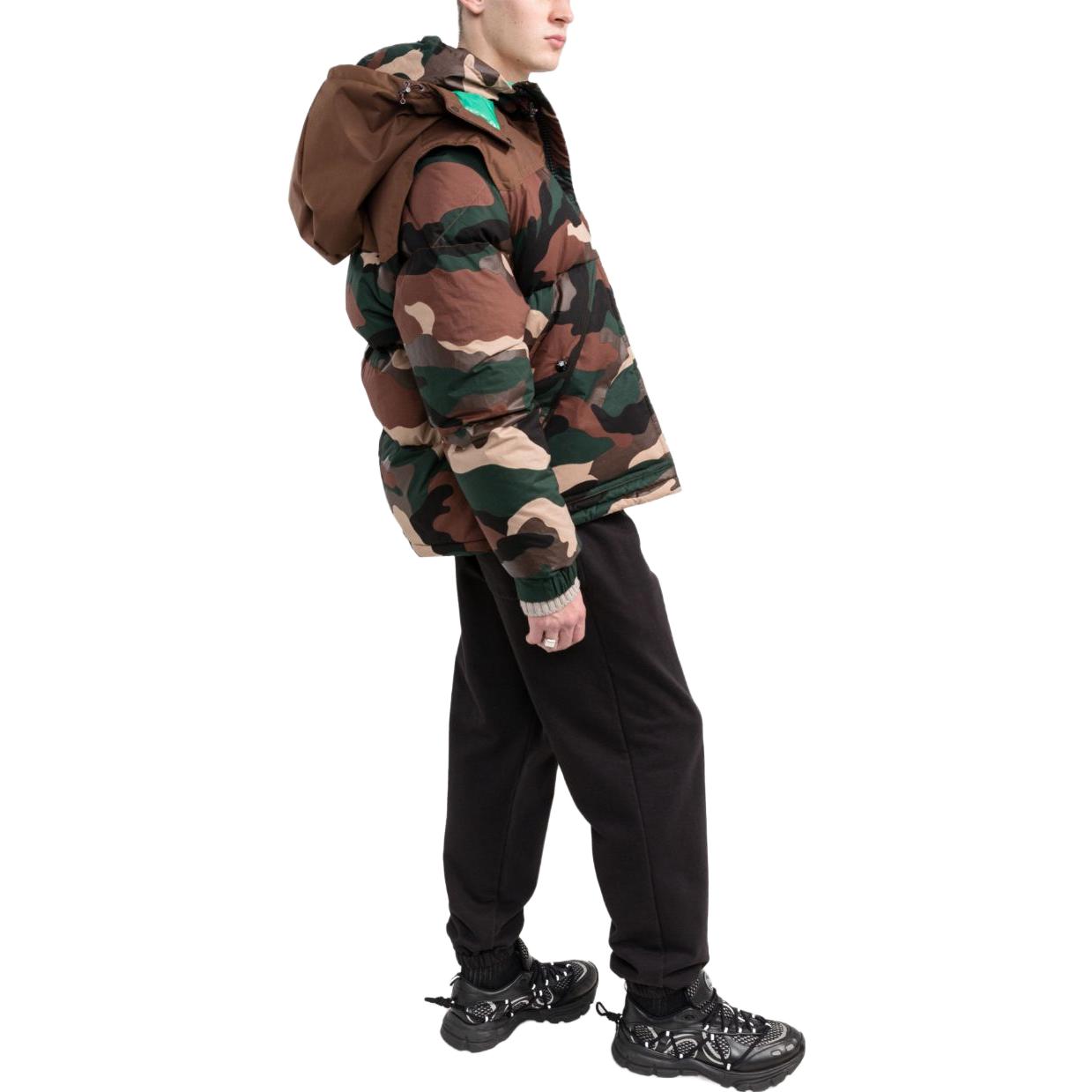 Shop Moncler Jaket Puffer Camo dengan Ritsleting dan Hoodie Pria Multicolor. G20911A00121595IS860