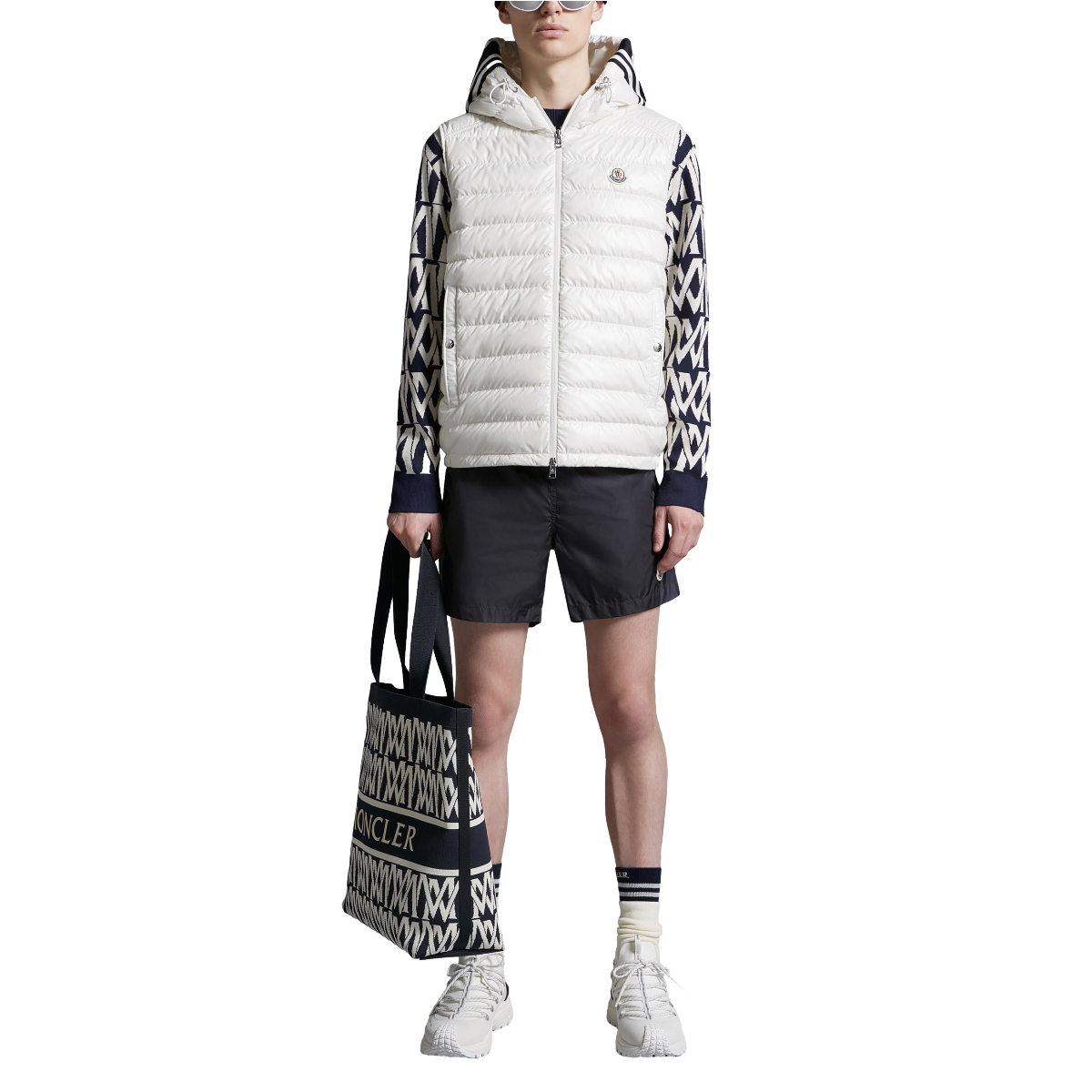 Lookbook Moncler Clai SS24 Serie Año del Dragón Chaleco con Capucha Blanco Hombre. J10911A00057595ZJ034