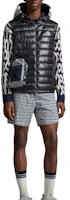 Lookbook Moncler Clai 黑色無袖連帽羽絨背心外套 男女款式。 J10911A00057595ZJ999
