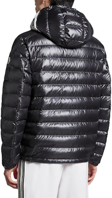 Moncler Cornour FW24 Jaket Pendek Bulu Angsa Unisex dengan Manset Boleh Laras. J10911A00003595ZJ999 Shop Moncler Cornour FW24 Jaket Pendek Bulu Angsa Unisex dengan Manset Boleh Laras. J10911A00003595ZJ999