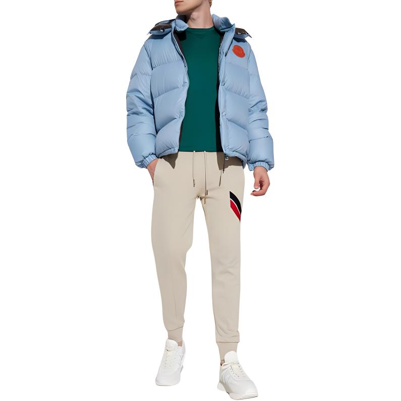 Lookbook Moncler Cyclone 系列男女藍色羽絨外套，可拆帽與Logo貼章。 J20911A00022596RD716