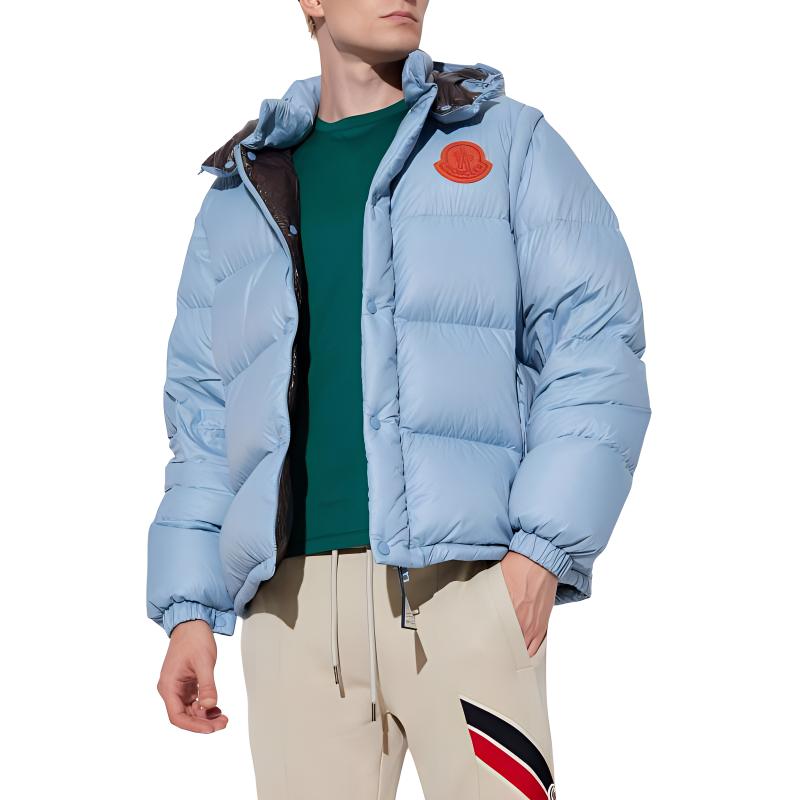 Shop Moncler Cyclone 系列男女藍色羽絨外套，可拆帽與Logo貼章。 J20911A00022596RD716