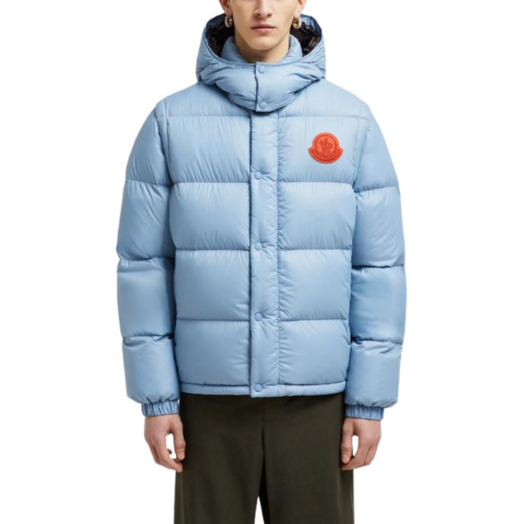 Cheap Moncler Cyclone 系列男女藍色羽絨外套，可拆帽與Logo貼章。 J20911A00022596RD716