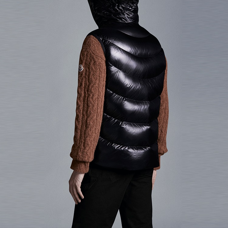 Moncler Demy Down Logo Vest for Men - Midnight Blue. 1A00069595CF742 圖 4