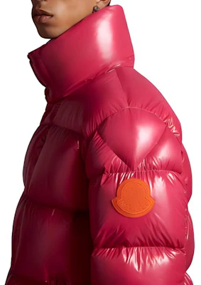 Moncler Dervox FW23 Jaket Puffer Ringan Unisex Pink dengan Logo dan Kerah Tinggi. I20911A00165595GJ560 Sizing Moncler Dervox FW23 Jaket Puffer Ringan Unisex Pink dengan Logo dan Kerah Tinggi. I20911A00165595GJ560