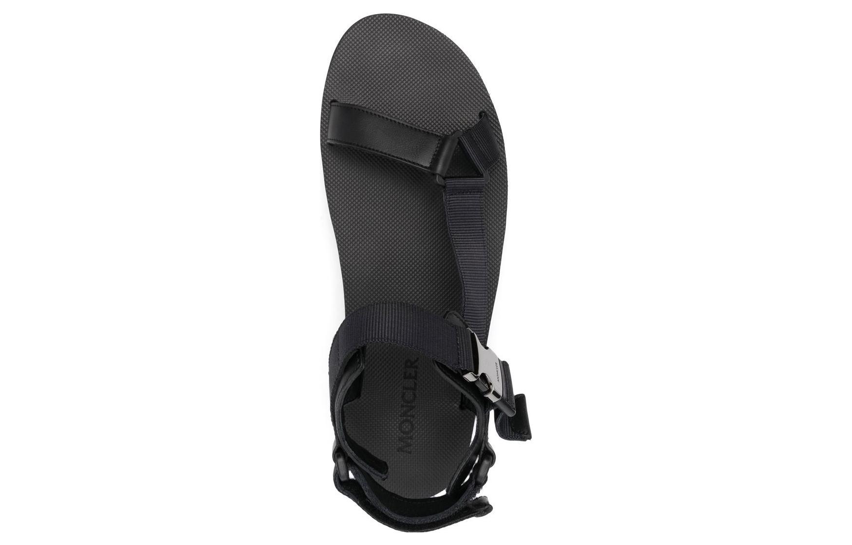 Lookbook Sandalia de Moda Moncler con Hebilla y Punta Redonda 'Negra'. H109A4L00050M1657999