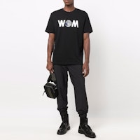 Camiseta Moncler Cuello Redondo con Gráfico Frontal y Trasero. 8C000088392B999 Lookbook Camiseta Moncler Cuello Redondo con Gráfico Frontal y Trasero. 8C000088392B999