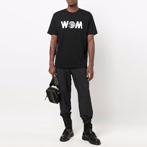 Moncler Kaos Grafis Leher Bulat Depan dan Belakang. 8C000088392B999 Lookbook Moncler Kaos Grafis Leher Bulat Depan dan Belakang. 8C000088392B999