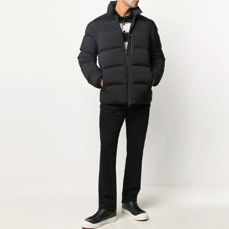 Lookbook Moncler FW21 黑色羽絨短外套連拉鏈 F20911B5880053132999