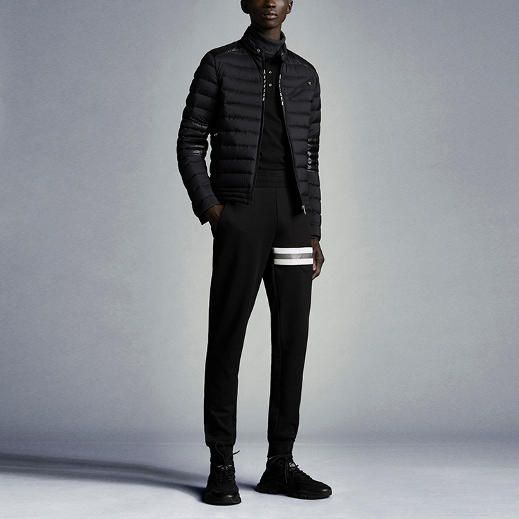 Lookbook 몽클레르 FW21 블랙 루즈핏 하이 칼라 집업 재킷. G10911A50C0053333999