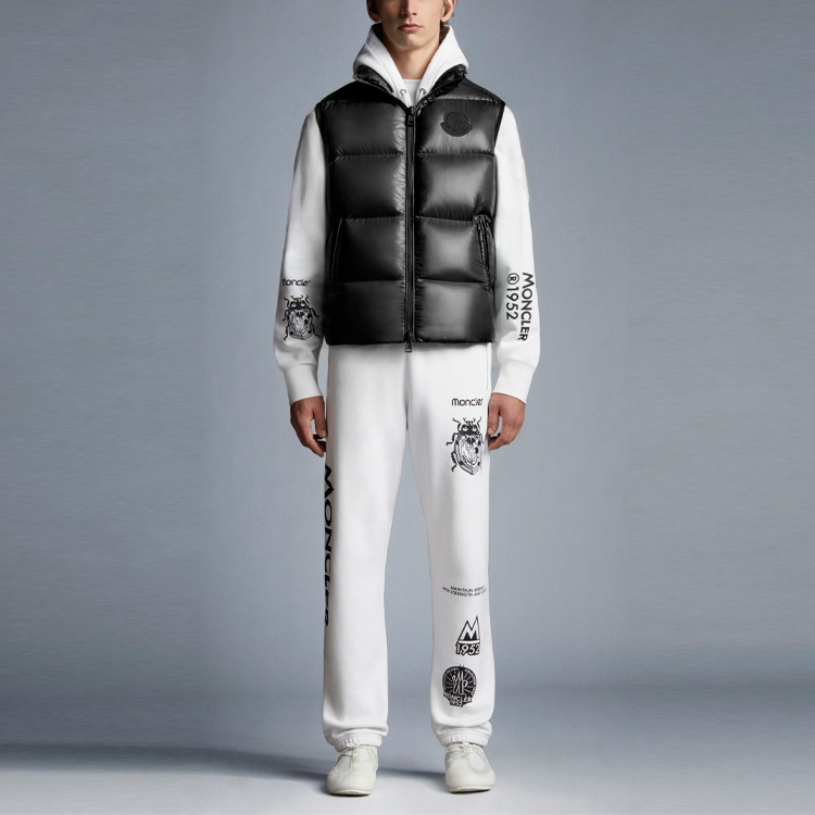 Lookbook Rompi Moncler FW21 Hitam Loose Fit dengan Logo dan Resleting. G20921A0003453A0E999