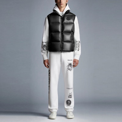 Moncler FW21 Black Loose Fit Logo Zip Vest G20921A0003453A0E999 Lookbook Moncler FW21 Black Loose Fit Logo Zip Vest G20921A0003453A0E999
