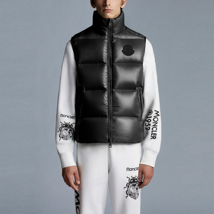 Shop Rompi Moncler FW21 Hitam Loose Fit dengan Logo dan Resleting. G20921A0003453A0E999