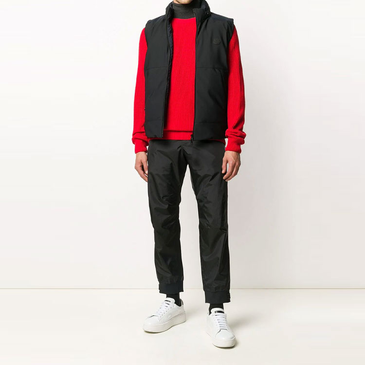 Lookbook Pantalones Casuales Negros Moncler FW21 Color Sólido. F20912A7520053558999