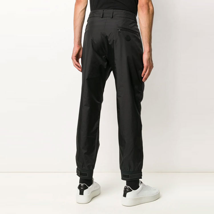 Shop Pantalones Casuales Negros Moncler FW21 Color Sólido. F20912A7520053558999