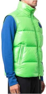 Moncler FW21 綠色羽絨背心,搭配品牌Logo與立領設計。 G20921A0003453A0E84I Shop Moncler FW21 綠色羽絨背心,搭配品牌Logo與立領設計。 G20921A0003453A0E84I