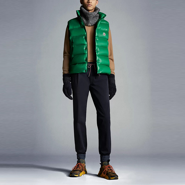 Lookbook Moncler FW21 男士绿色亮面徽标设计尼龙羽绒马甲 G20911A0009668950845