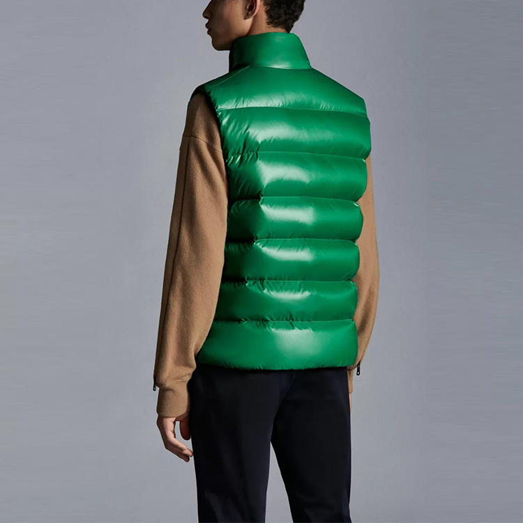 Shop Moncler FW21 男士绿色亮面徽标设计尼龙羽绒马甲 G20911A0009668950845