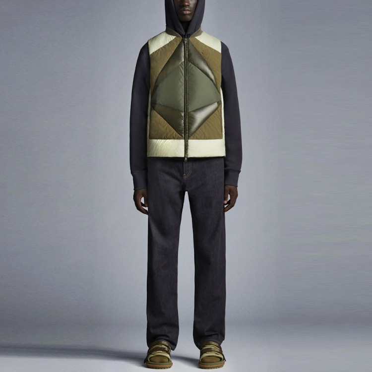 Lookbook Pantalones Vaqueros Moncler FW21 con Logo y Botón en Azul Índigo Oscuro. G20922A00007595KH798