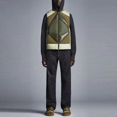 Moncler FW21 Solid Logo Patch Button Denim Pants in Dark Indigo Blue. G20922A00007595KH798 Lookbook Moncler FW21 Solid Logo Patch Button Denim Pants in Dark Indigo Blue. G20922A00007595KH798