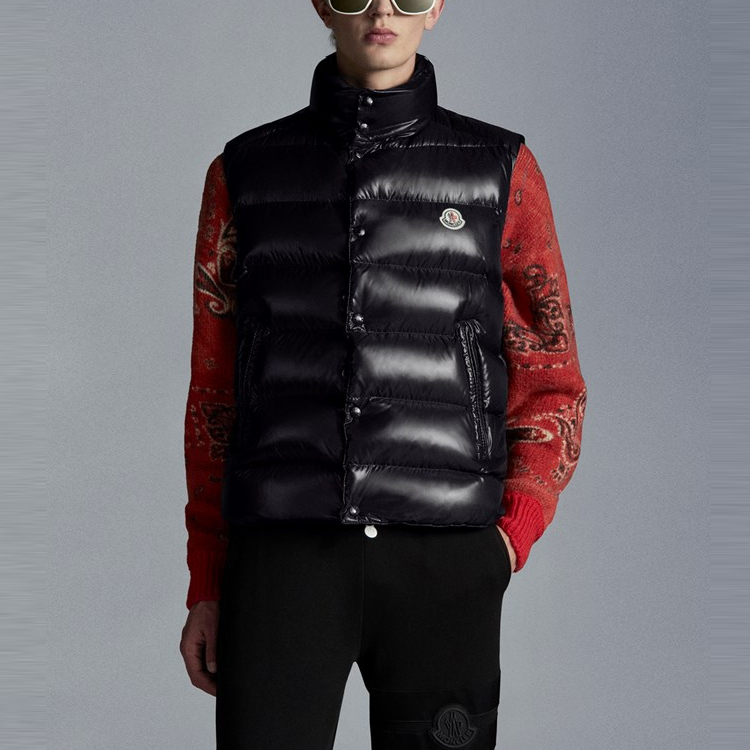 Lookbook Moncler FW21 黑色亮面尼龙羽绒马甲 男女同款 带标志细节. G20911A0009668950999