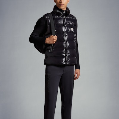 Moncler FW21 黑色亮面尼龙羽绒马甲 男女同款 带标志细节. G20911A0009668950999 Purchase Moncler FW21 黑色亮面尼龙羽绒马甲 男女同款 带标志细节. G20911A0009668950999