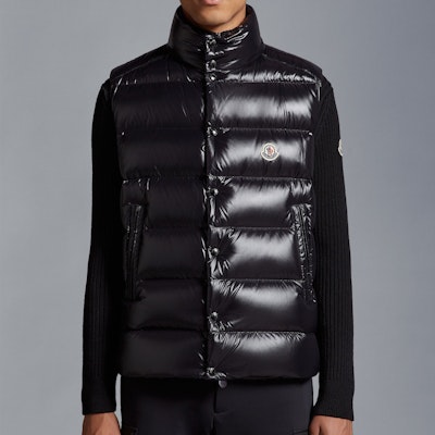 Moncler FW21 黑色亮面尼龙羽绒马甲 男女同款 带标志细节. G20911A0009668950999 Details for Moncler FW21 黑色亮面尼龙羽绒马甲 男女同款 带标志细节. G20911A0009668950999