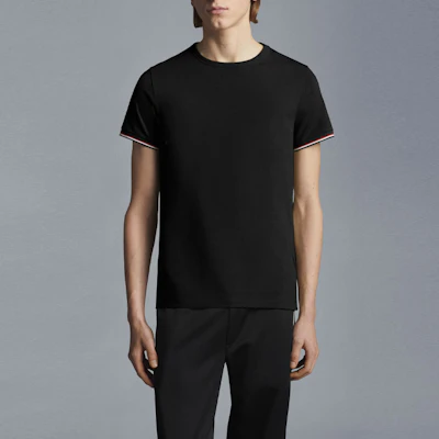 Moncler FW22 Camiseta Negra de Cuello Redondo con Detalles a Rayas. H10918C7160087296999 Lookbook Moncler FW22 Camiseta Negra de Cuello Redondo con Detalles a Rayas. H10918C7160087296999