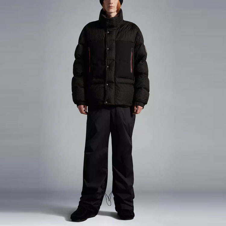 Moncler FW22  Black Puffer Jacket with Zipper Details and Stand Collar. H20921A00033M2143999 圖 3