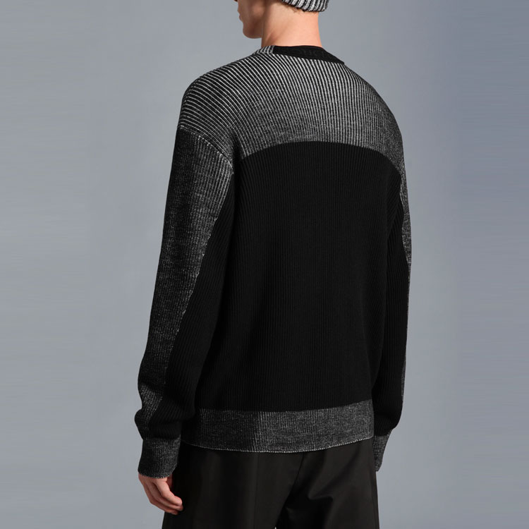 Shop 蒙口 FW22 黑色徽标贴设计套头衫卫衣。 H20919C00003M1131910