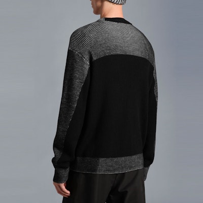 蒙口 FW22 黑色徽标贴设计套头衫卫衣。 H20919C00003M1131910 Shop 蒙口 FW22 黑色徽标贴设计套头衫卫衣。 H20919C00003M1131910