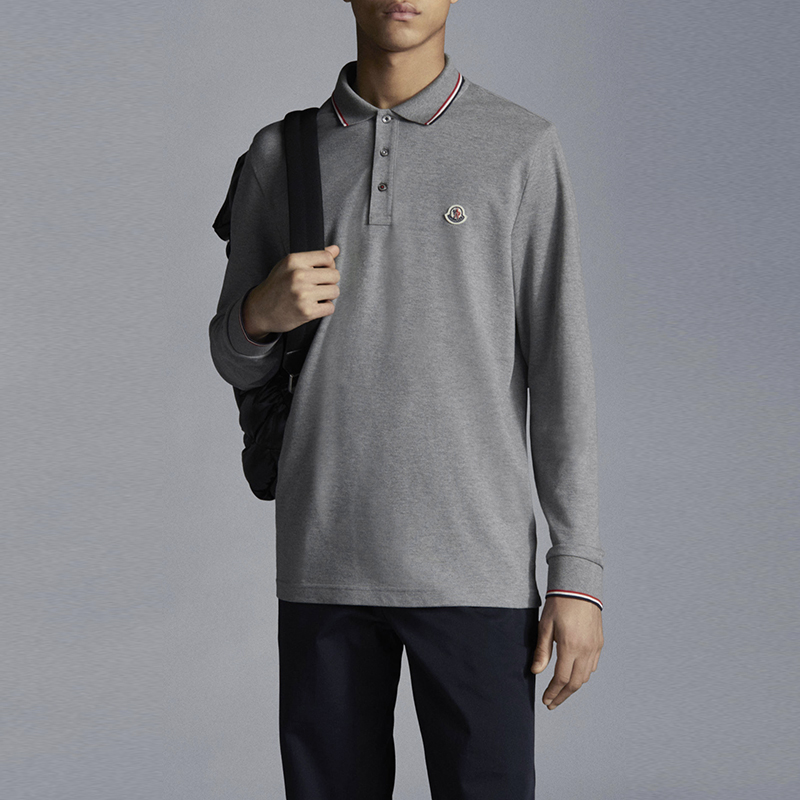 Shop Moncler FW22 Baju Polo Lengan Panjang Kelabu Kapas dengan Logo Patch. H20918B7010084556987
