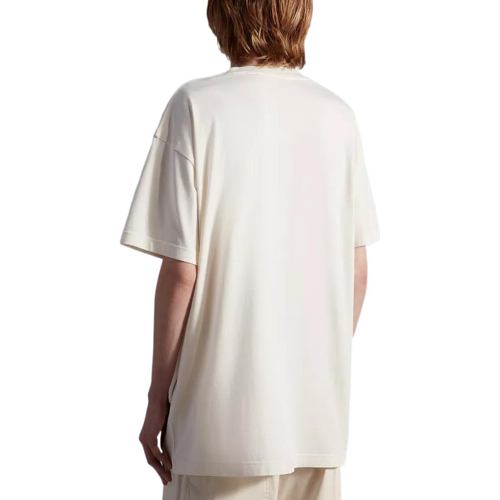 Shop Moncler FW22 標誌圖案圓領T恤 米白色。 H20928C00010M2326034