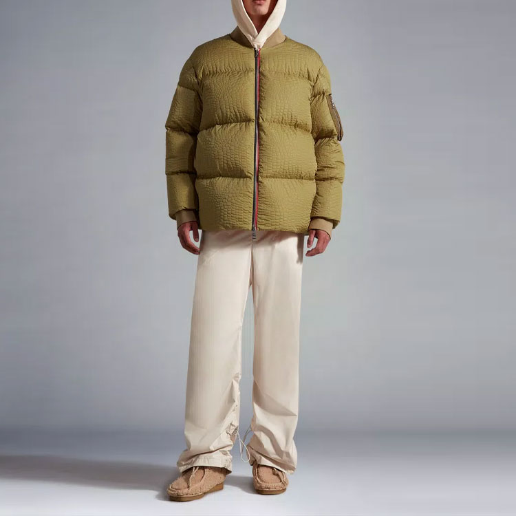 Lookbook 蒙克莱2022秋冬橄榄绿绗缝羽绒飞行夹克 H20921A00014M246382F