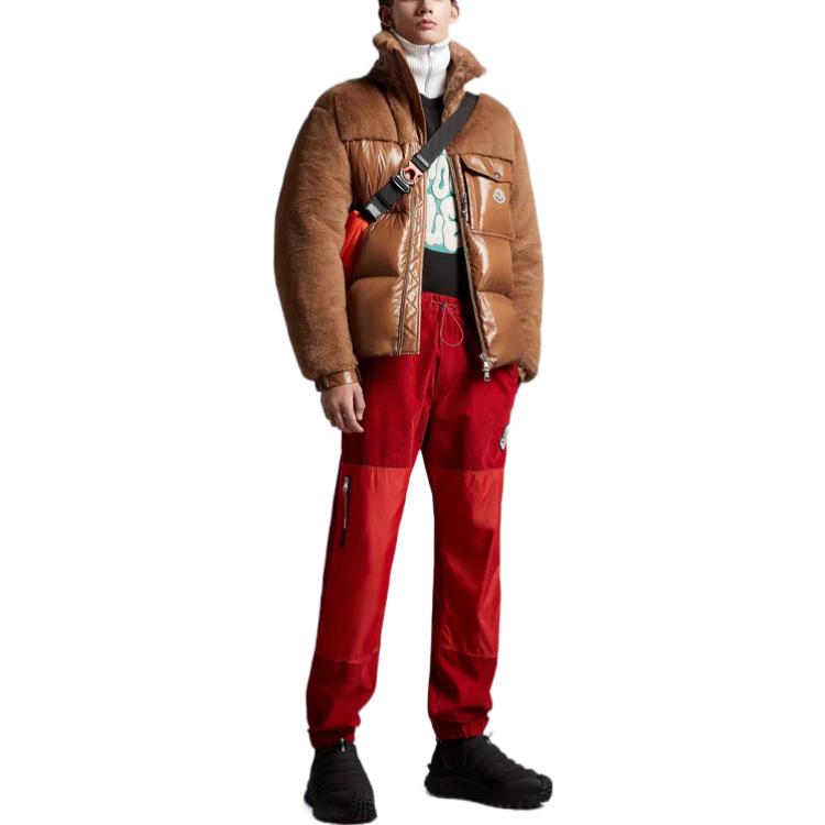 Lookbook Moncler Pantalones Jogger Rojos FW22 con Logo y Diseño Colorblock. H20912A00034549H4450