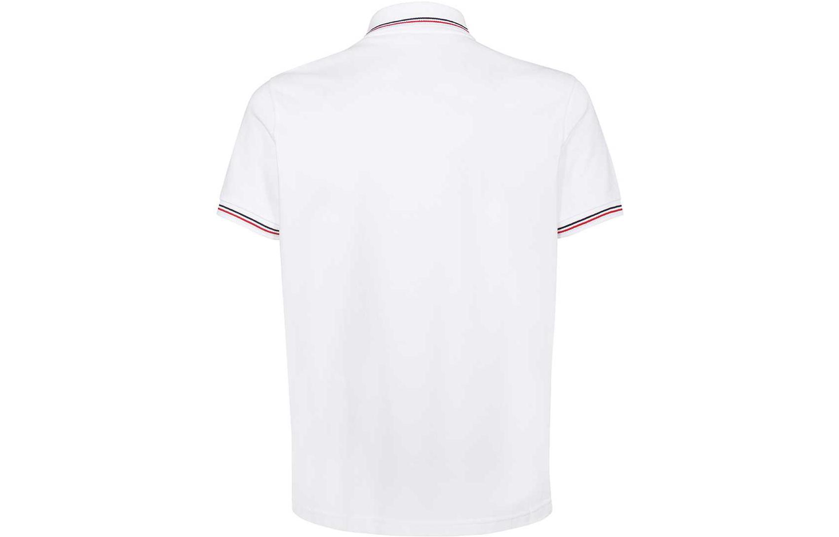 Lookbook Moncler FW22 Kemeja Polo Putih dengan Rekaan Corak Logo. H20918A0001284556001